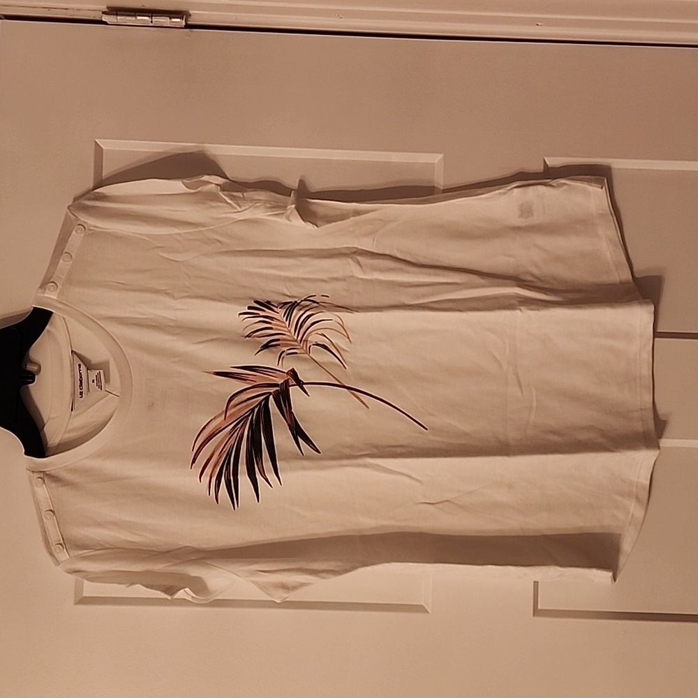 NWT. Liz Claiborne. White palm leaf print t-shirt. XL